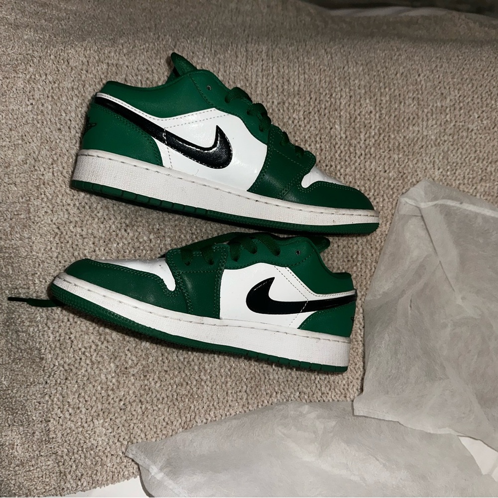 Limited edition Kelly green jordans! Barely worn
